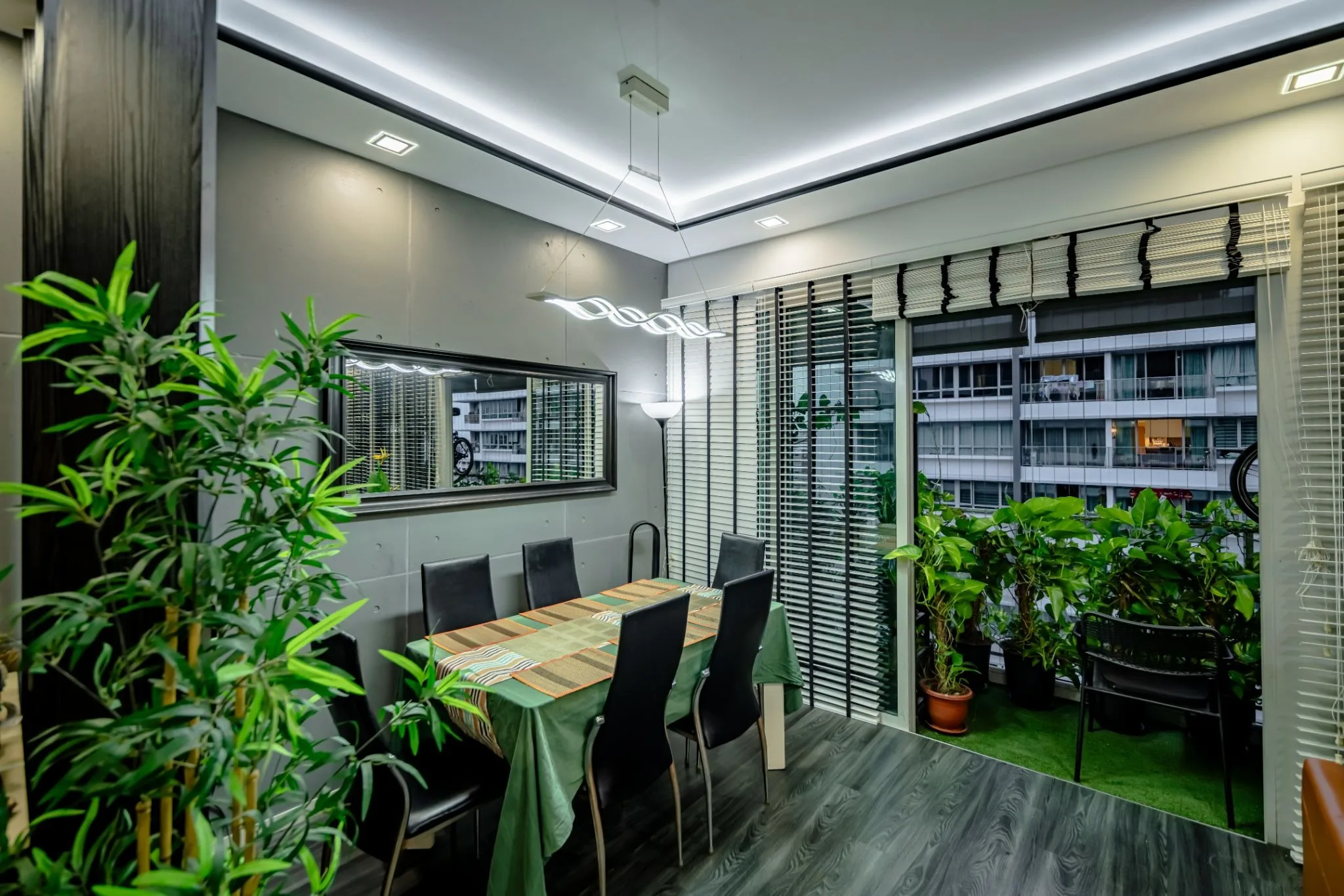 A perfect example of layered lighting, combining functional lighting for the dining area with high-end decorative lighting for a balanced atmosphere. 